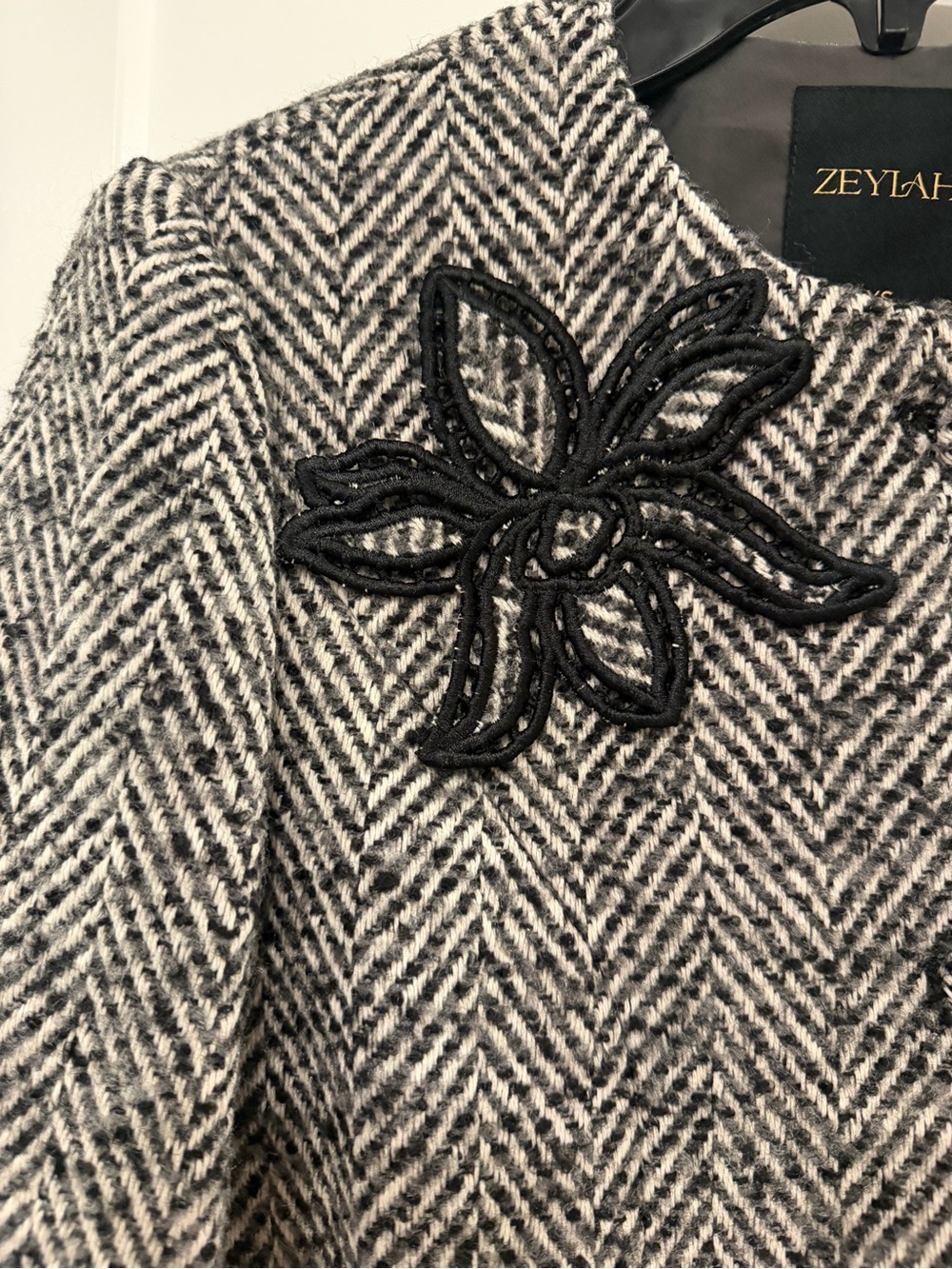NWT Zeylah Black & White Herringbone Cropped Blazer Women’s Size XS - Picture 3 of 10
